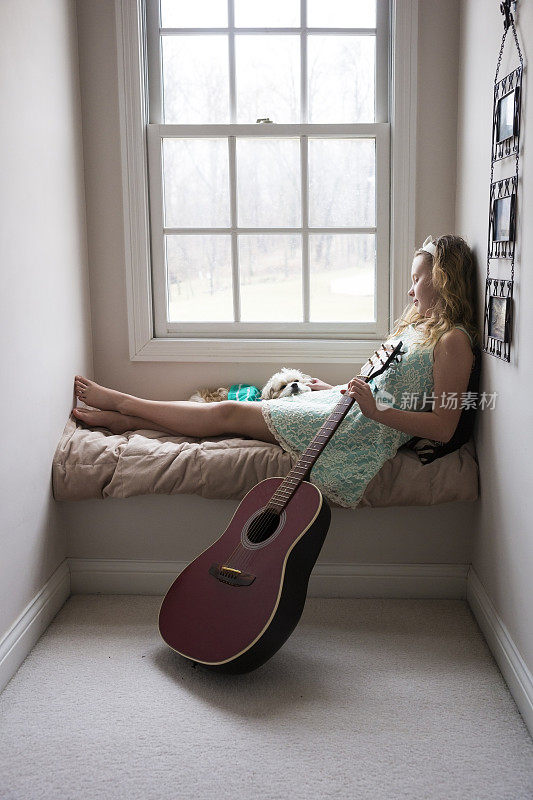 快乐的女孩和她的吉他和小狗