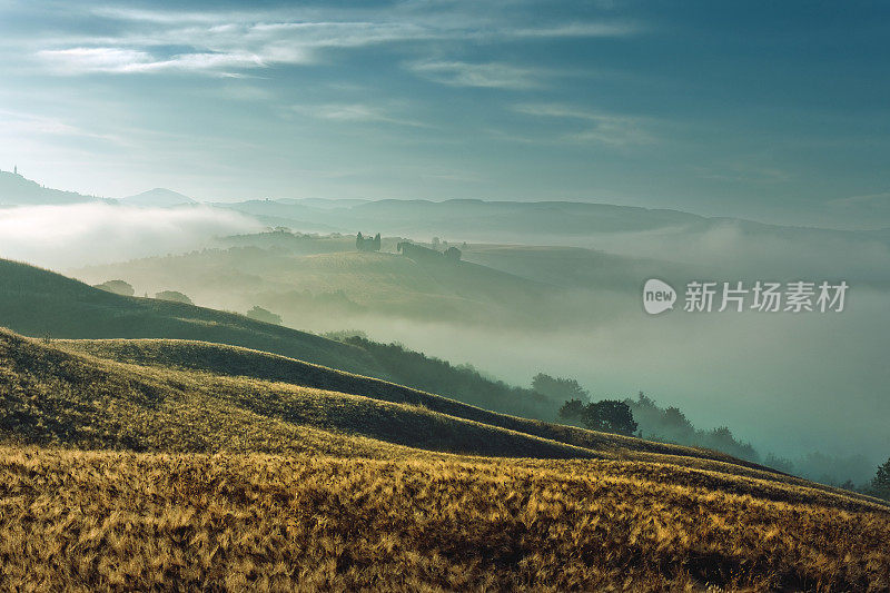 意大利托斯卡纳的皮恩扎风景，早晨，大雾