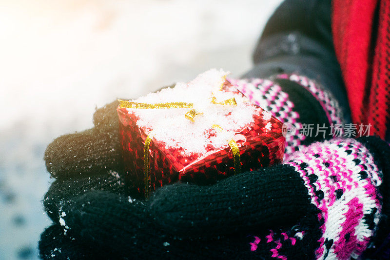 女人拿着装着雪的礼盒