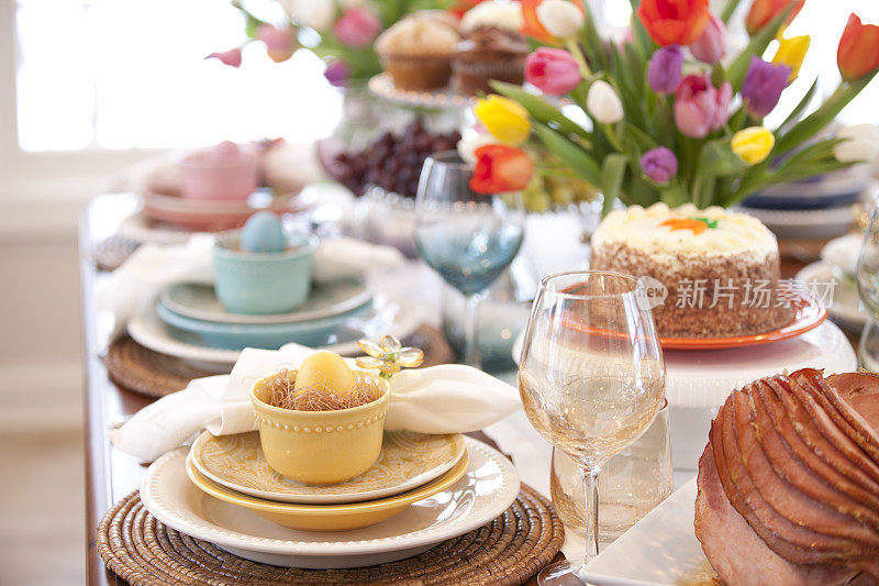 复活节优雅的地方设置餐桌与郁金香花瓶