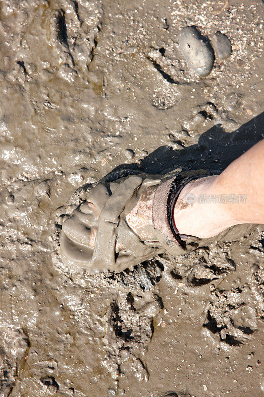 穿凉鞋的人的脚上沾满了泥
