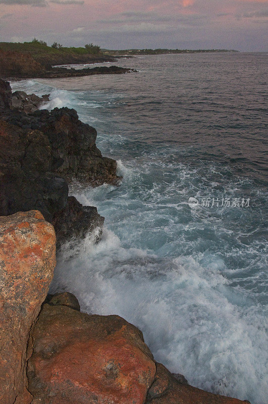 红色的岩石海岸