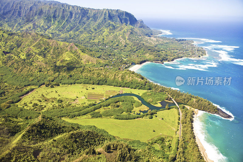 考艾岛北部海岸的直升机鸟瞰图