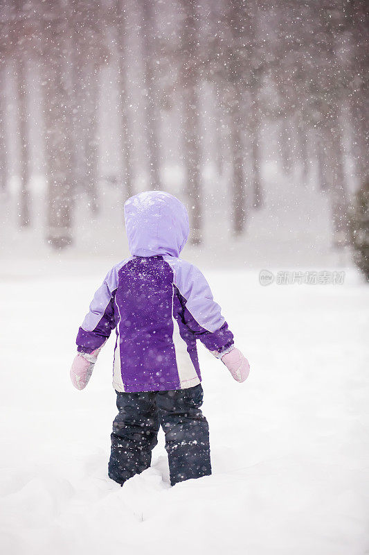 女孩在雪