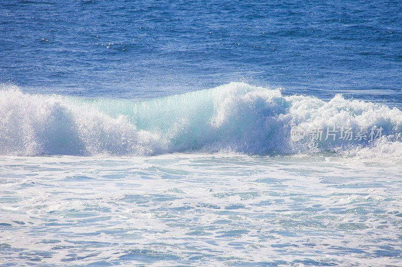 大西洋中溅起的波浪