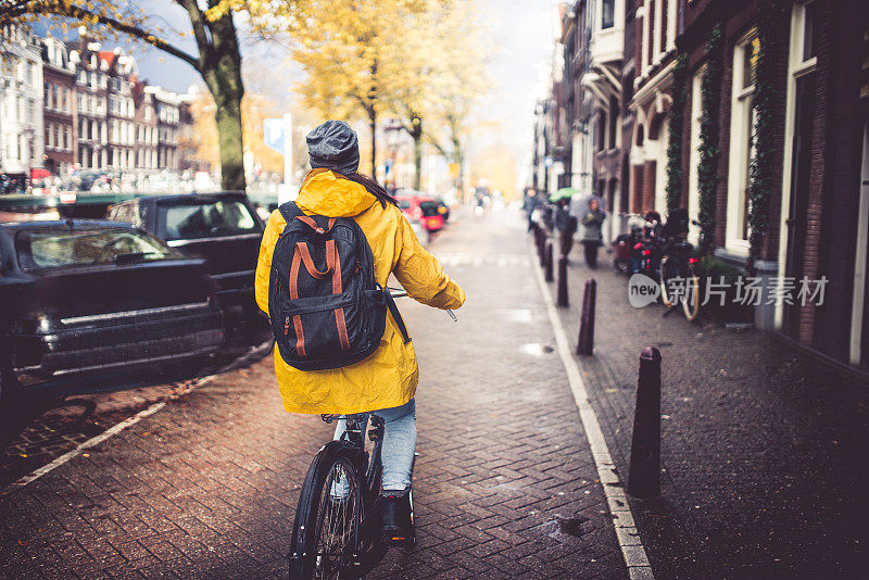 骑自行车穿过阿姆斯特丹