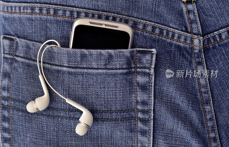 口袋里有手机和音乐。