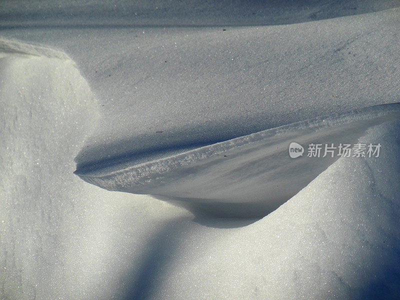 雪堆和阴影