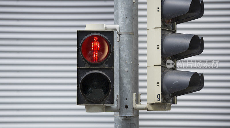 交通灯显示红灯停止