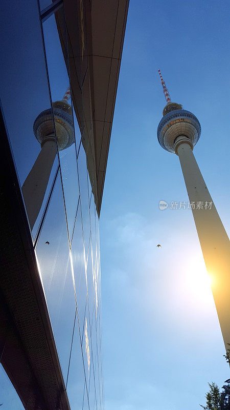 柏林电视塔，德国-在阳光与镜像