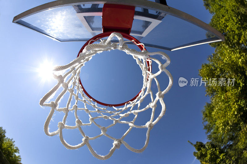 太阳在天空的篮球目标