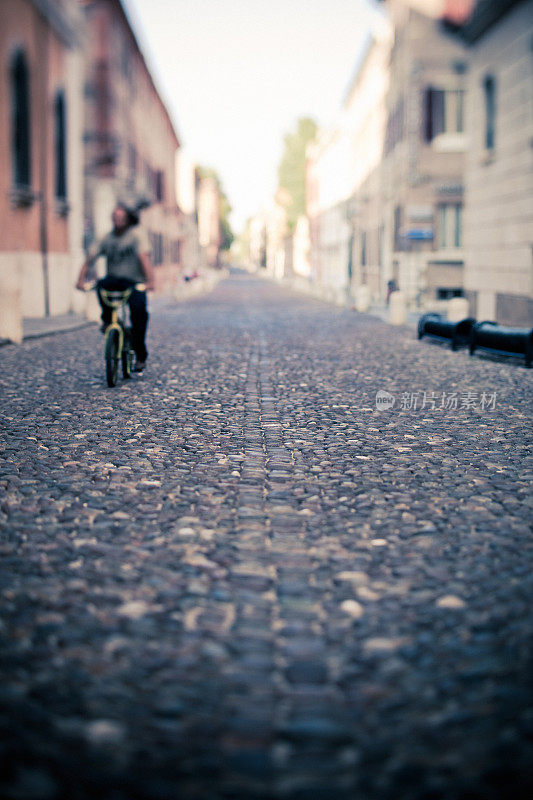 在意大利的城市里骑自行车
