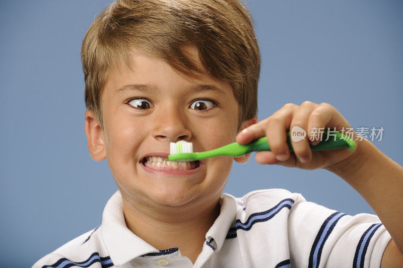 男孩清洁牙齿
