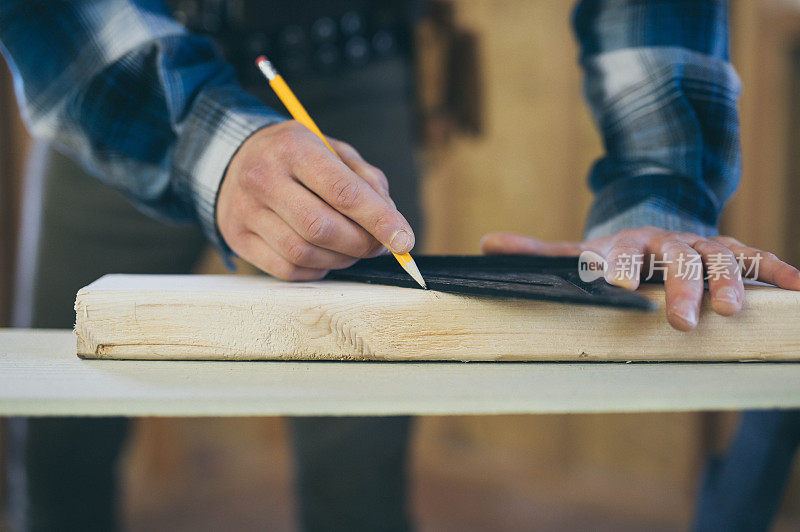 建筑工人标记2x4的近距离图像