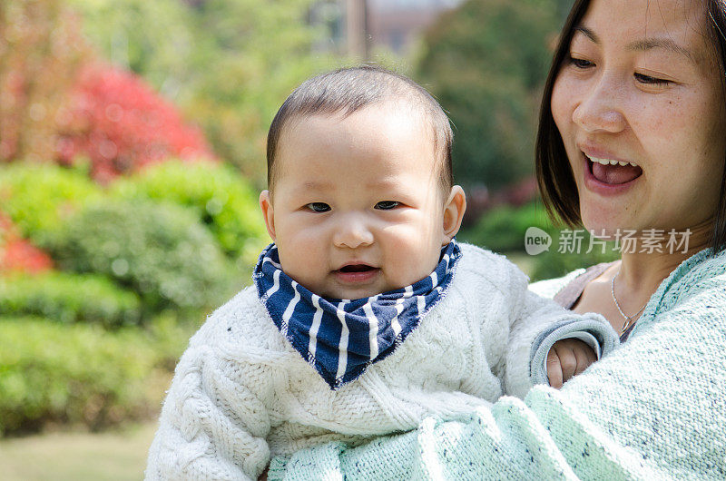 年轻的妈妈和她可爱的宝宝