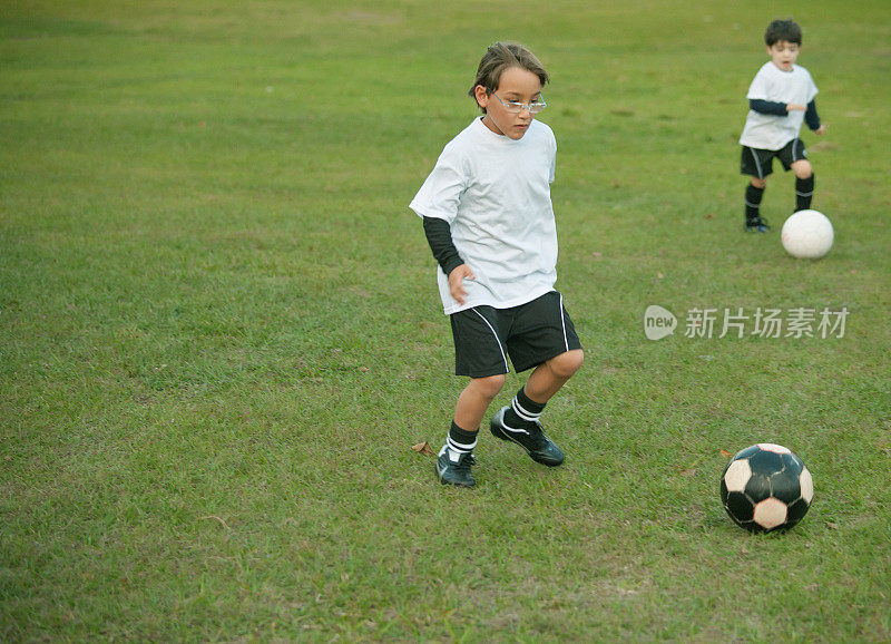 孩子们踢足球