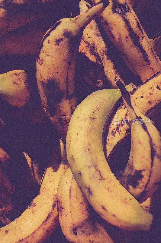 擦伤的香蕉的年份背景。