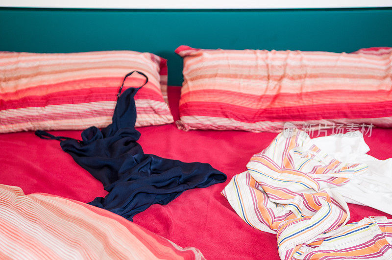 男人的睡衣和女人的内衣留在床上
