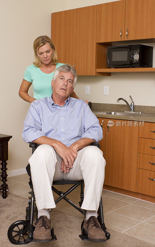 老年痴呆症患者坐在垂直轮椅上