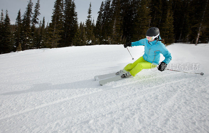 女孩滑雪整齐的斜坡，维尔，美国。