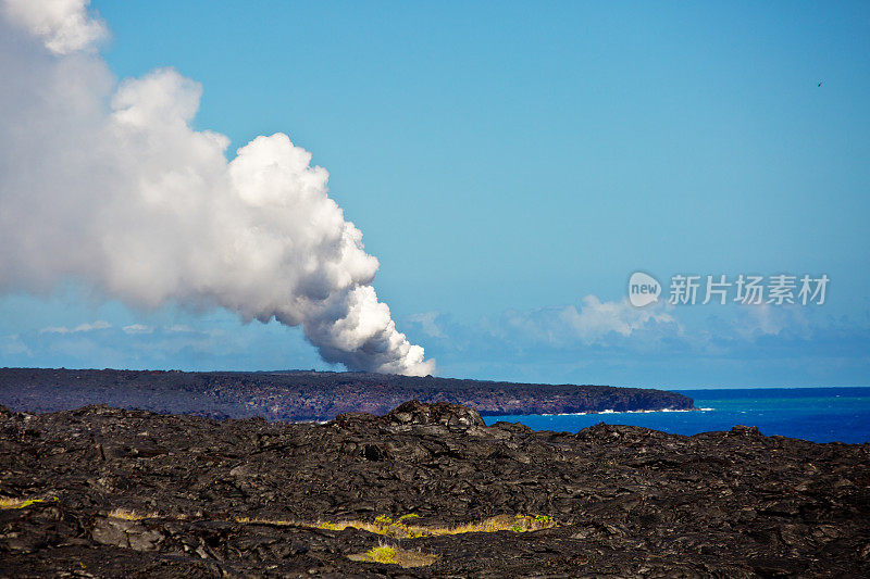 火山熔岩进入海洋的夏威夷火山国家公园，大岛，夏威夷