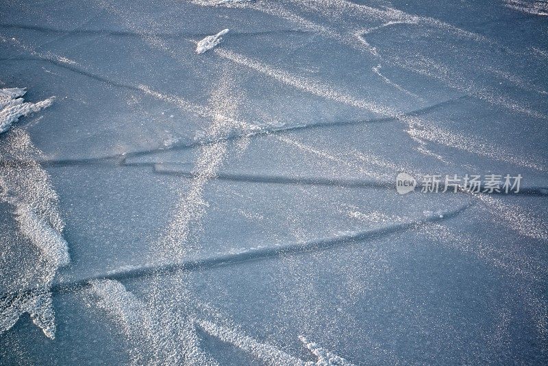 明尼苏达州冰湖的裂缝上飘过的积雪