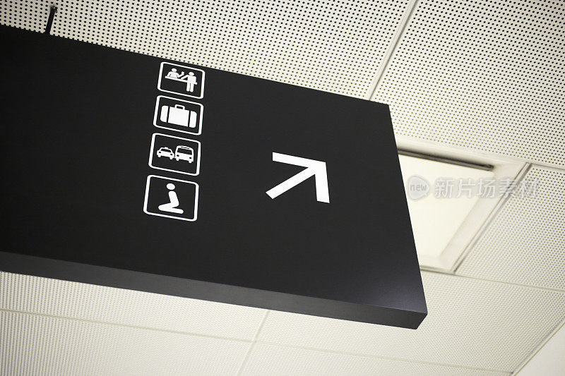 机场行李，祈祷室，交通和婴儿换尿布信息标志