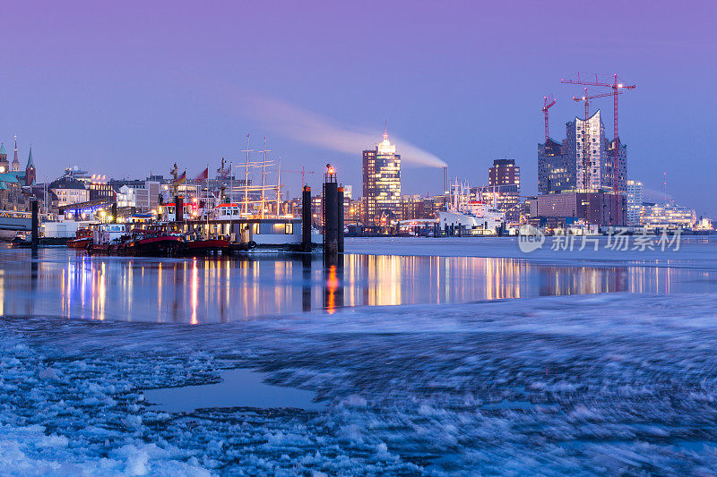 汉堡港的冰上全景图，易北爱乐音乐厅