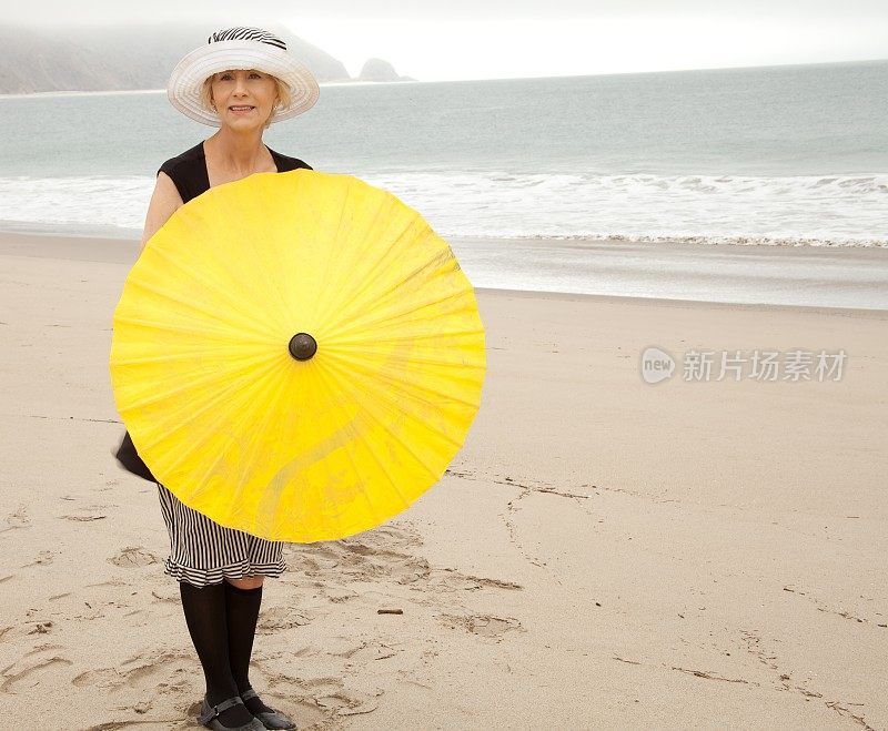 躲在阳伞后面的年长女性