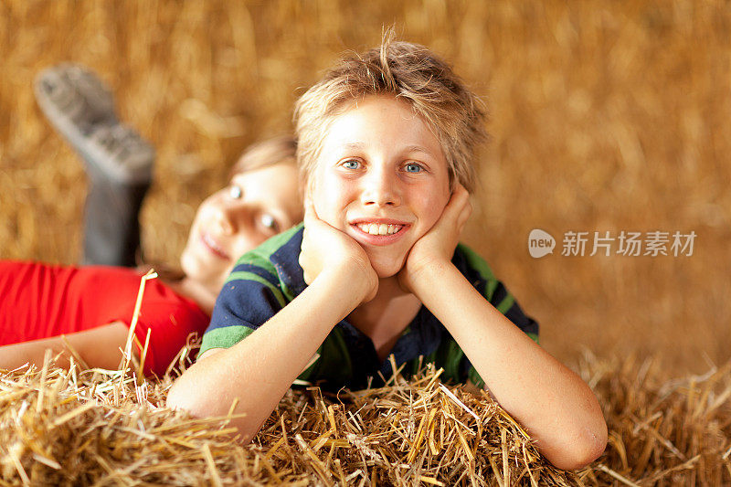 男孩在稻草里放松