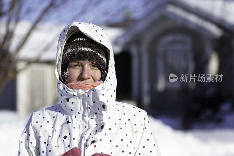 冻女铲雪机