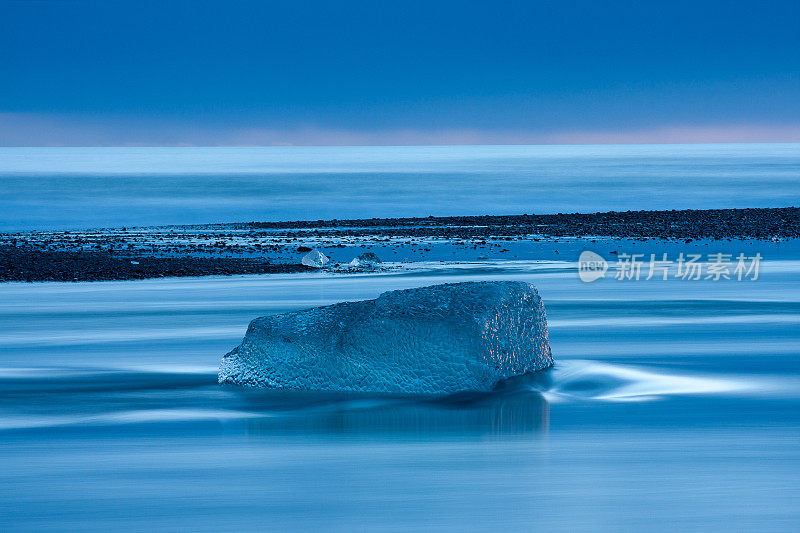 冰岛Jokulsarlon海面上的冰山