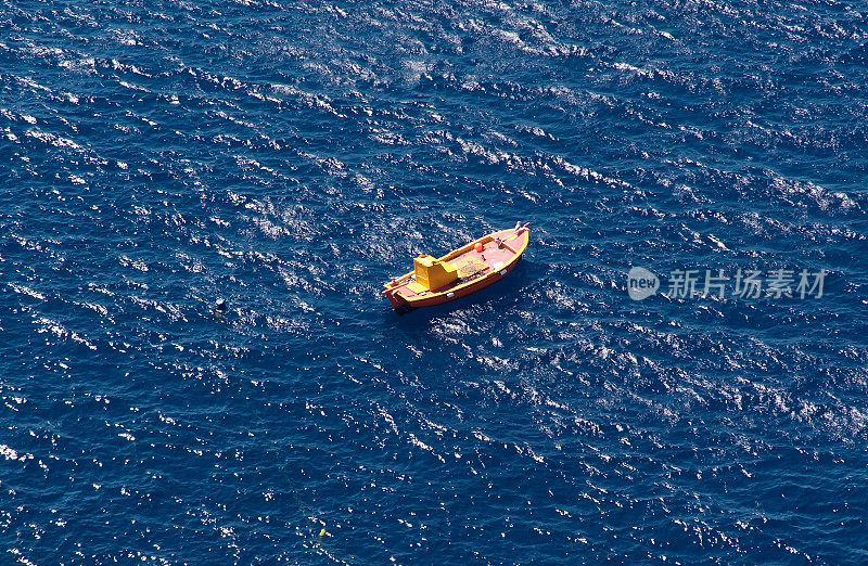 圣托里尼岛的一艘小渔船