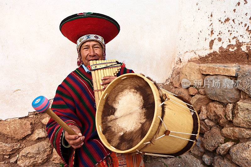 一个秘鲁人在圣谷演奏长笛和鼓