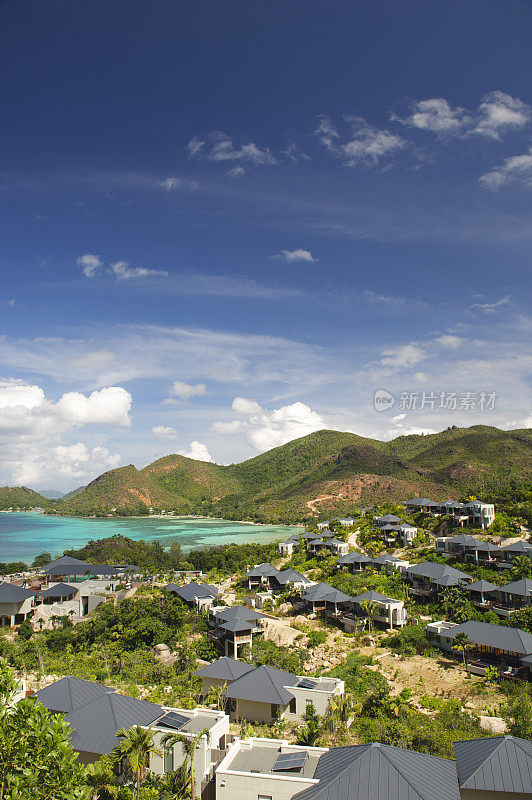 山坡度假村俯瞰明亮的热带湾