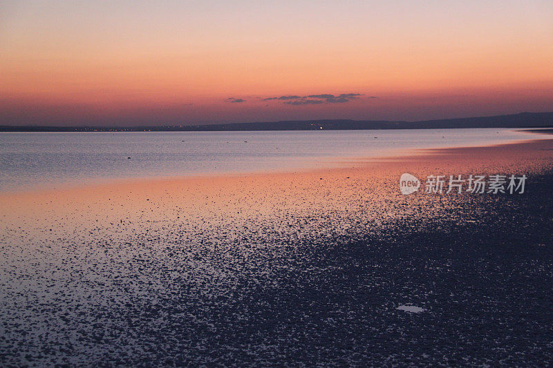 日落时分的土耳其科尼亚盐湖海岸