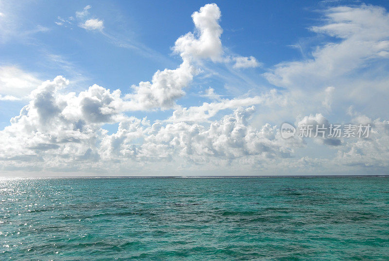 美丽的海景和白云蓝天的背景