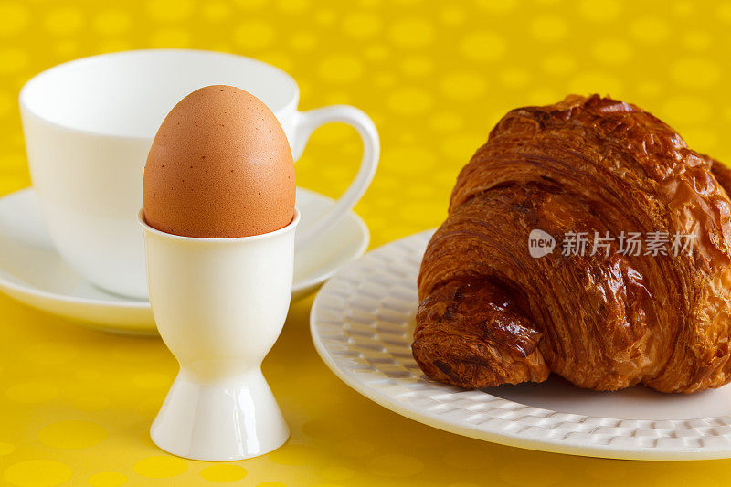 鸡蛋，杯子和羊角面包