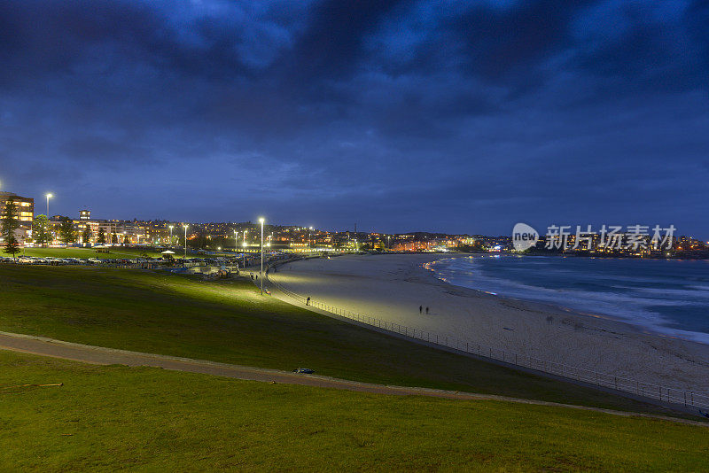 夜幕降临，澳大利亚悉尼的邦迪海滩
