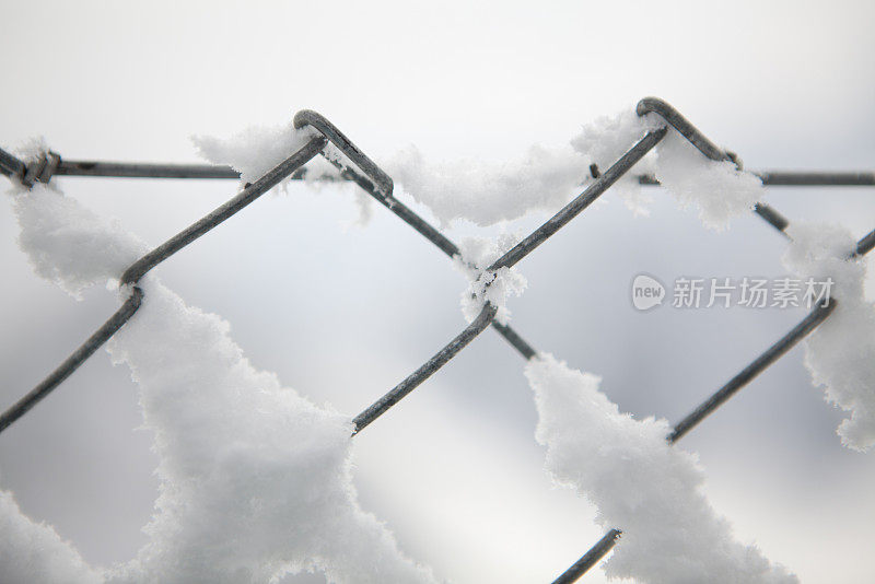 有雪的铁链栅栏