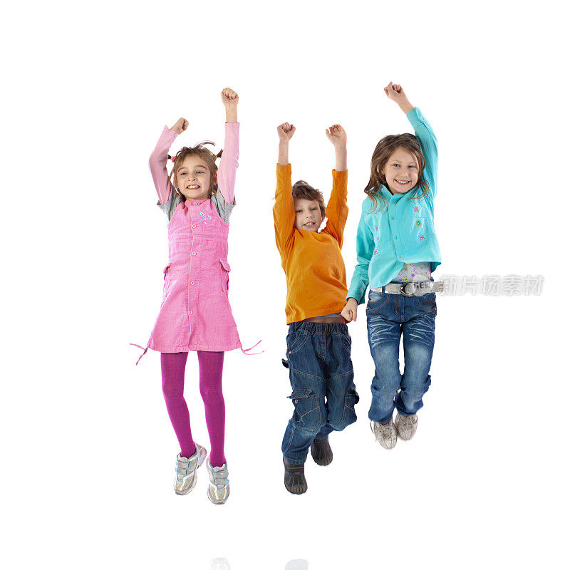 快乐的孩子们举起手臂跳跃。