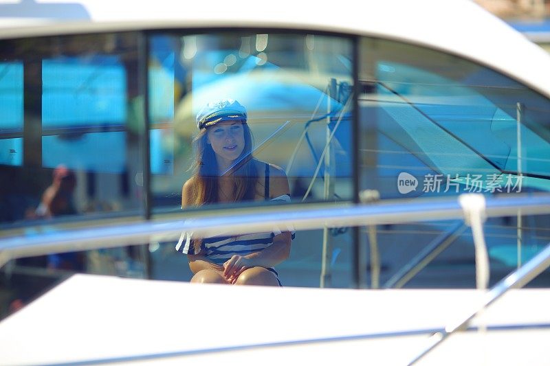 女船长——反映在游艇的窗户上