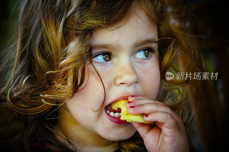 邋遢女孩在吃苹果片