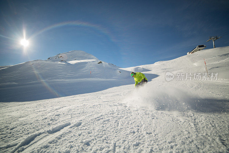 男子滑雪板downhill-Sunny