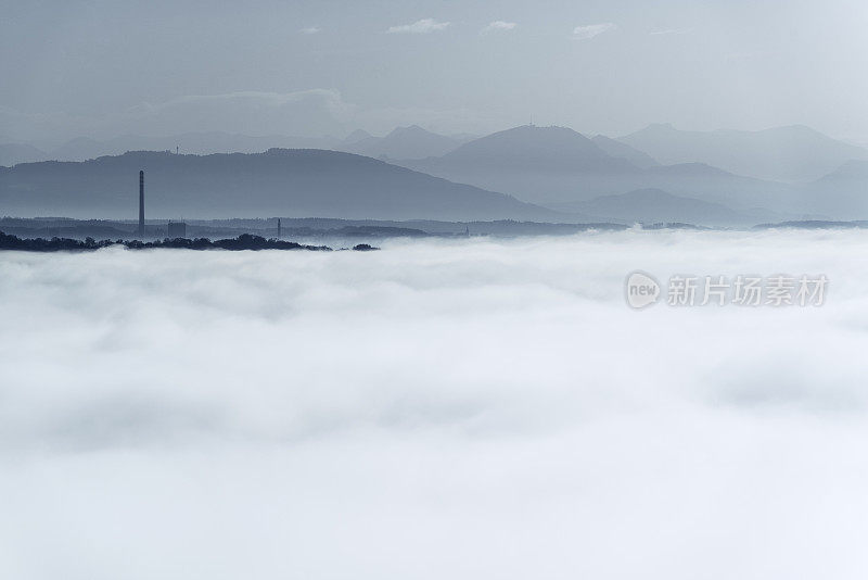 上奥地利的发电厂在大雾中