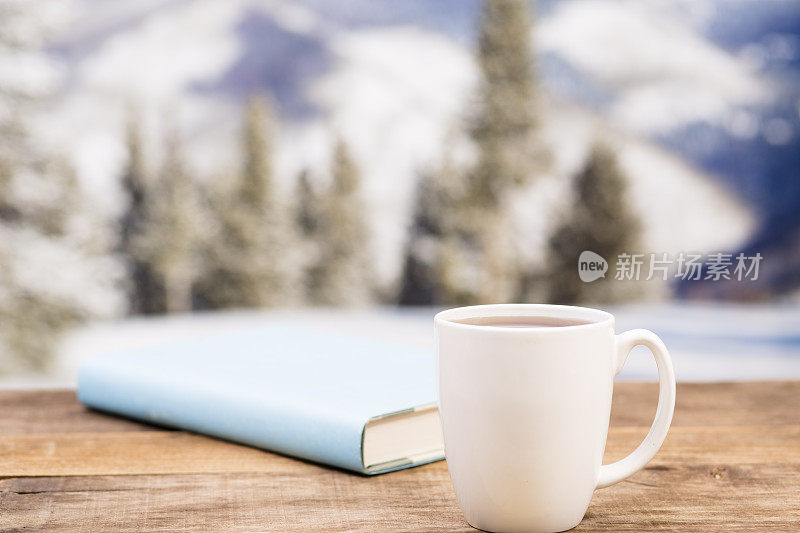 咖啡，书，冬天的背景。放松。