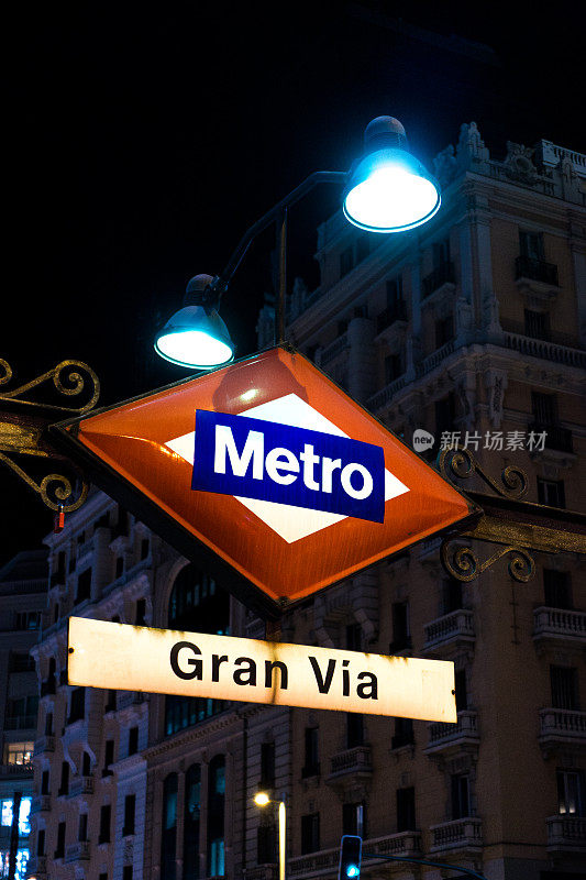 马德里地铁通过首都城市的垂直夜