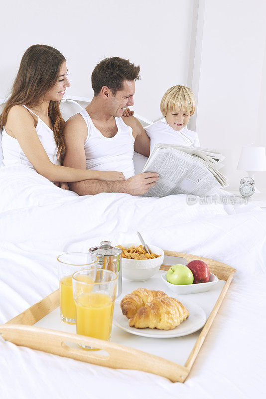 一家人在床上做早餐