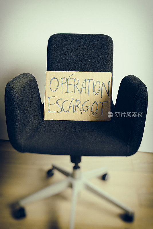 罢工行动在办公椅上签字，阅读蜗牛操作