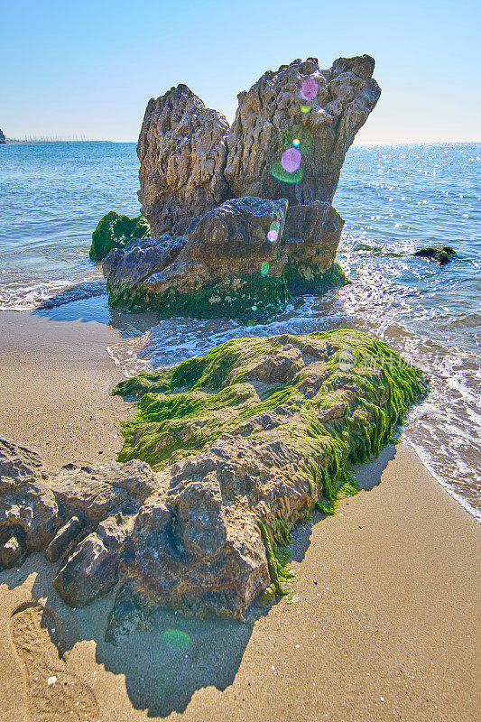 Garraf海滩上的岩石